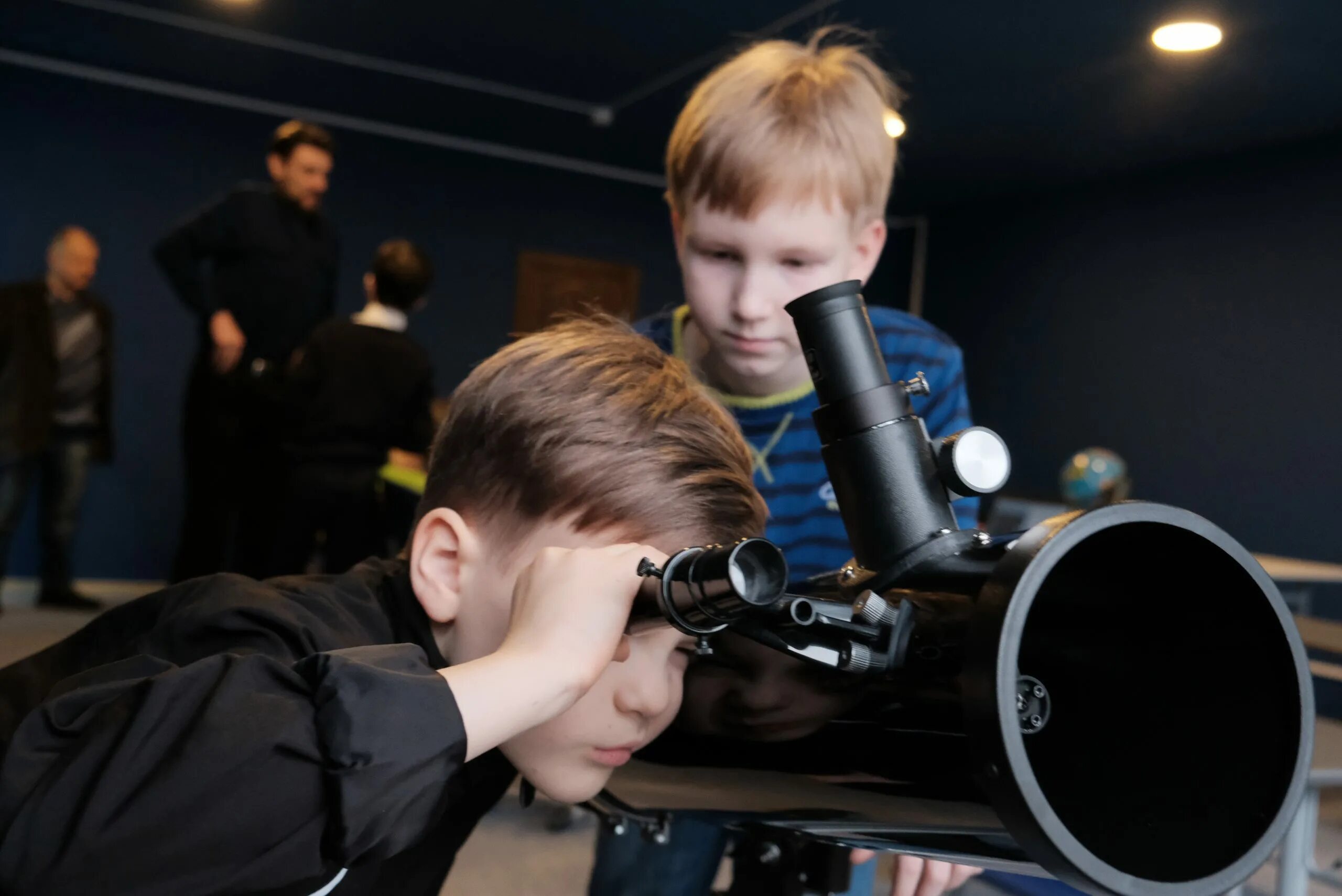 Включай астрономию. Spacehub. Астрономия наших дней. Эмблемы по астрономии. The astronomer аттракцион.