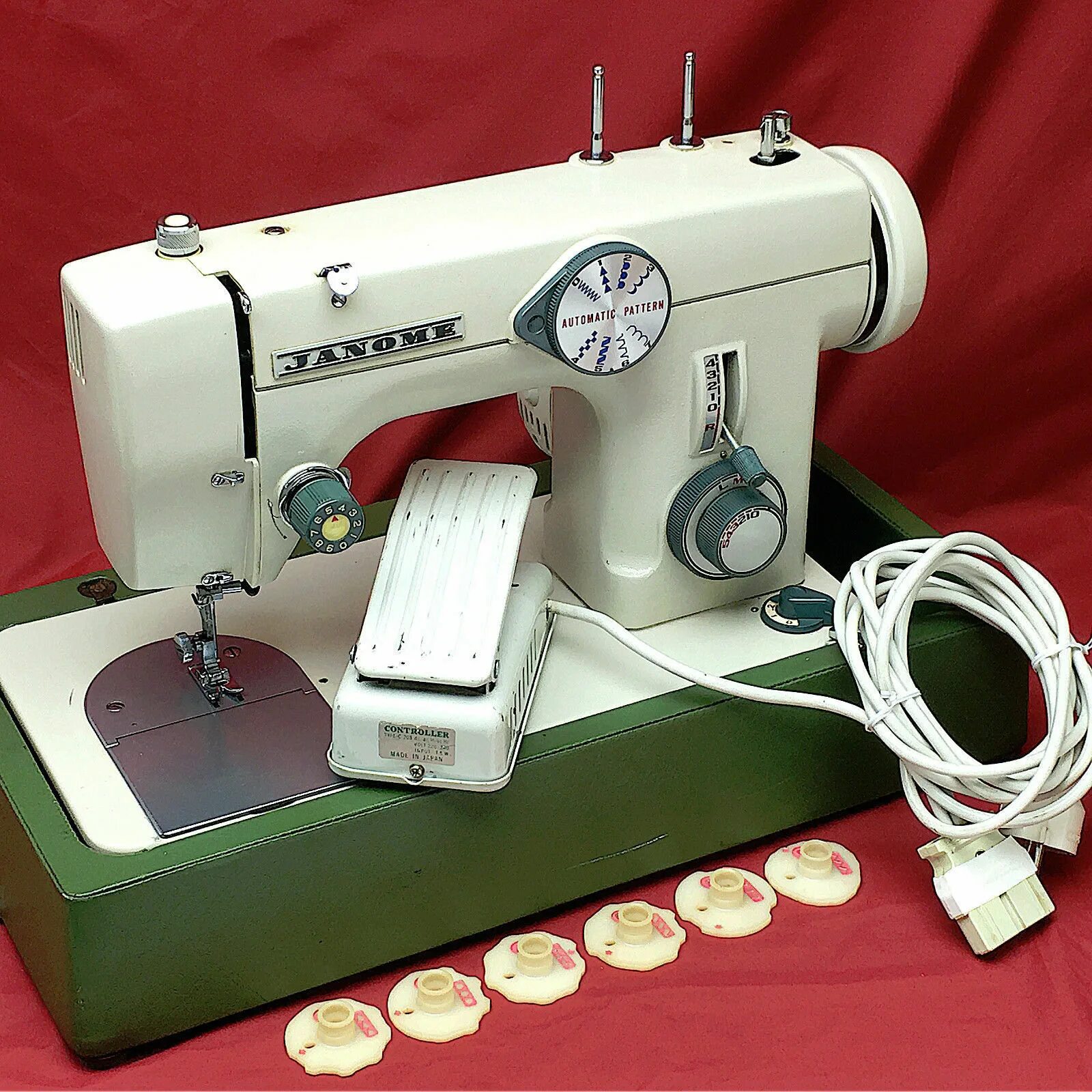 Швейная машинка япония. Justta швейная машина. Хэппи япан швейная машина модель 3200. Швейная машина зиг заг шитье. IMB 2003 Sewing Machine.