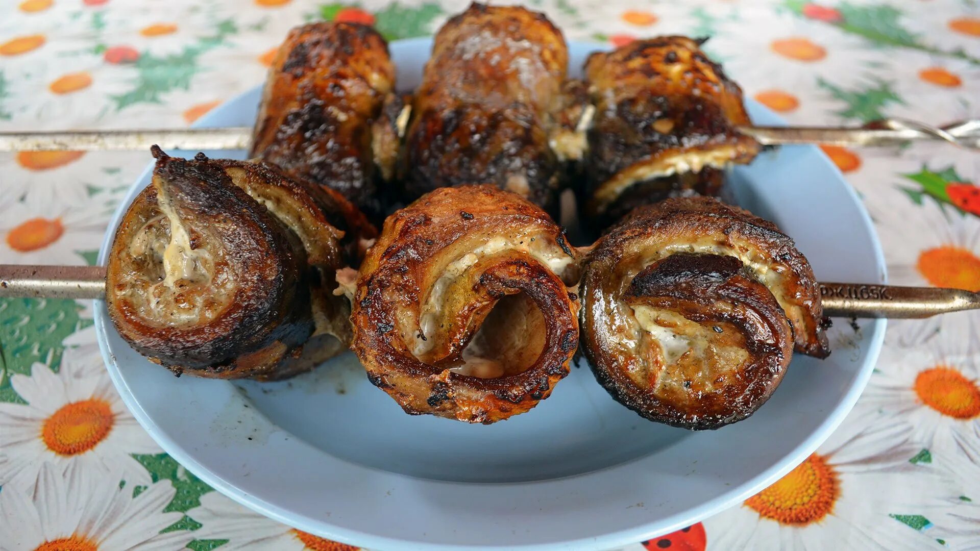 Рыбный шашлычок геншин. Шашлык из скумбрии. Шашлык с скумбрии на мангале шампурах рецепт. Скумбрия на шампурах. Шашлык из скумбрии на мангале.