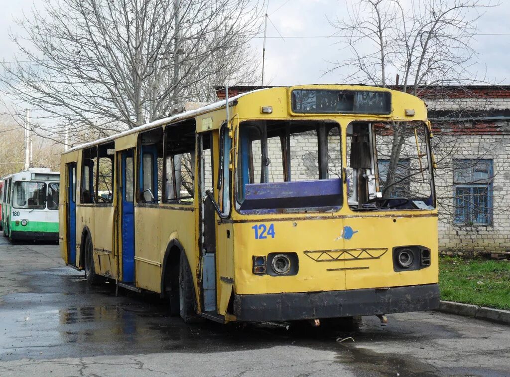 9 троллейбус ставрополь. Списанные ЗИУ-682. Троллейбус ЗИУ 682. СМУТП троллейбусный парк Ставрополь. Троллейбус Ставрополь ЗИУ.