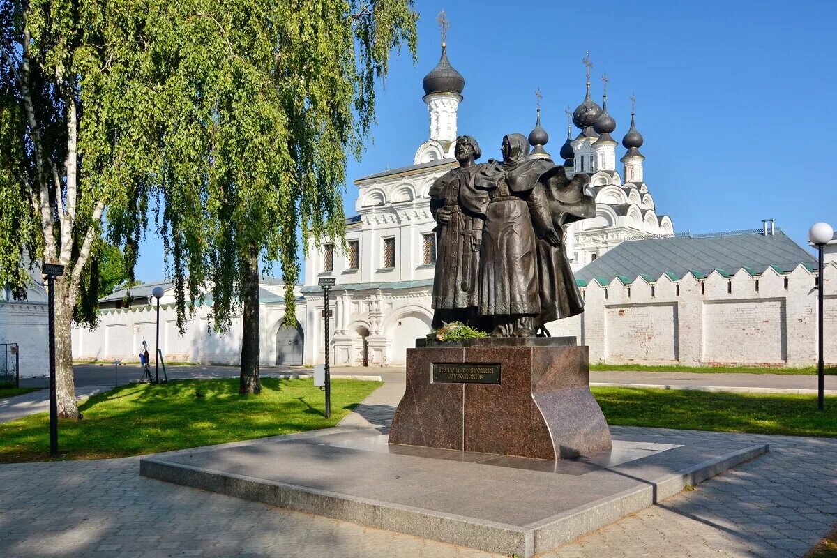 Муромский монастырь петра. Муром памятник Петру и Февронии. Скульптура Петра и Февронии в Муроме. Муром памятник Петру и Февронии в Муроме.