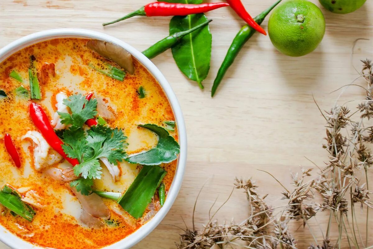 Суп том ям с рисом как есть. Тайский суп том ям. Том ям кунг (Tom Yum Goong). Tom Yum суп. Суп Tom Yum (том ям).