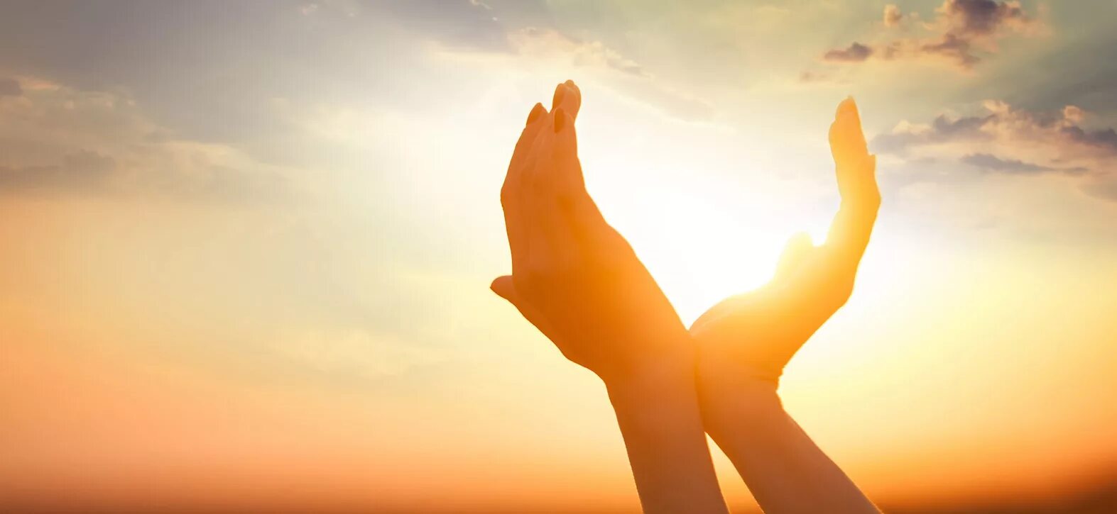 вселенная в руках. солнышко в руках. ладони бога. близок не тот. ладонь вверх.