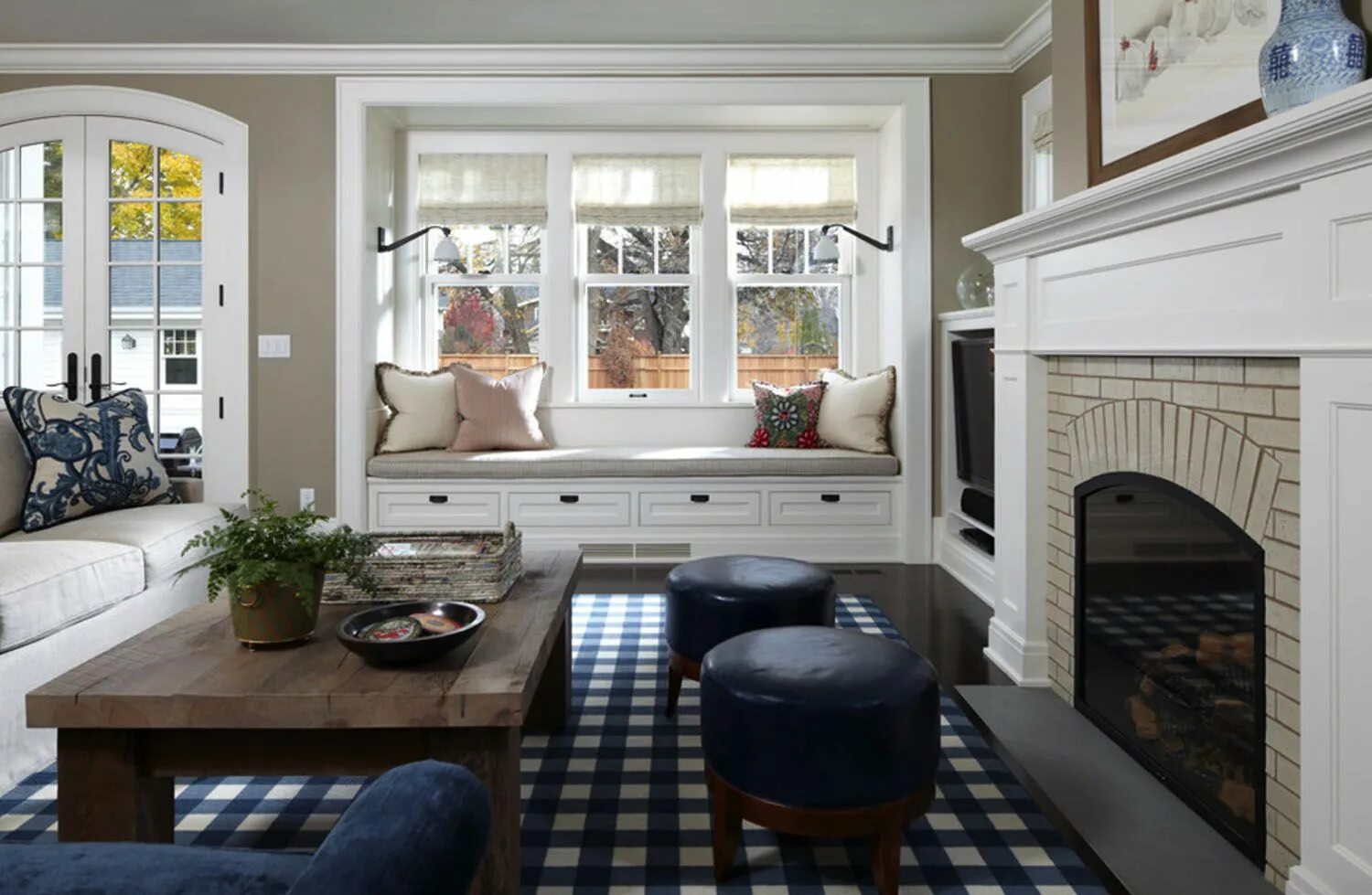 Подоконник диван в гостиной. Гостиная бохо сканди. Диван цвета тауп в интерьере гостиной. Look they home. Уютный интерьер квартиры.