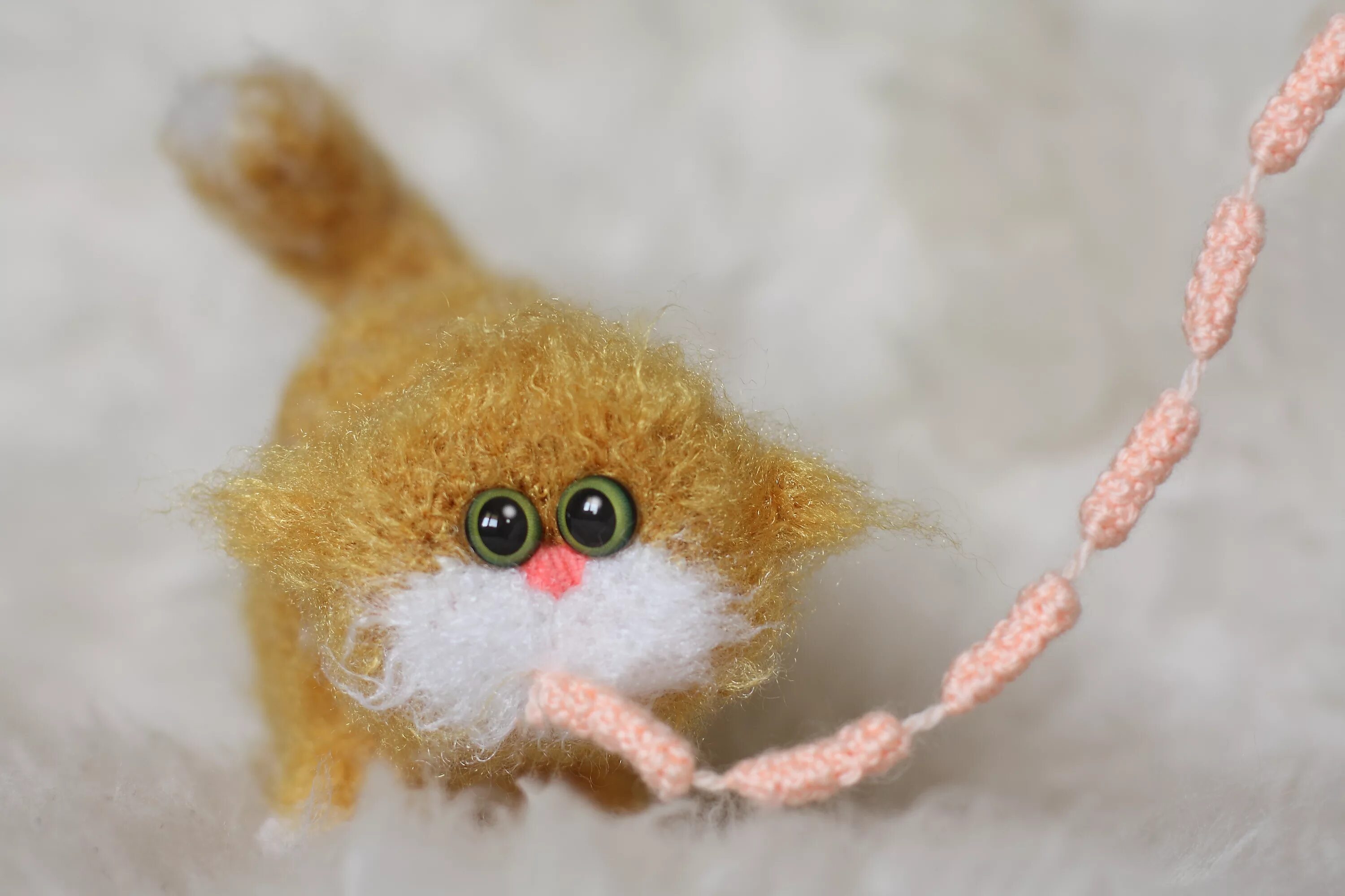 коты из пряжи. как сделать котика из пряжи. кот из пробки и ниток. как сделать котика из пряжи. игрушки из ниток.