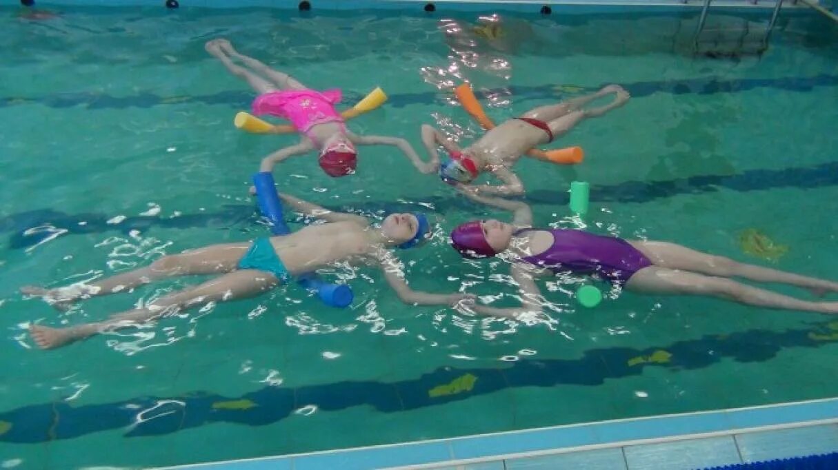 Командные игры в бассейне. Плавание для детей в детском саду. Аквааэробика для детей дошкольного возраста. Упражнения в бассейне для детей. Водная гимнастика для детей.