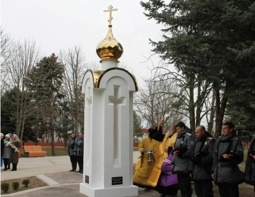 Погода в ст крыловской ленинградского района краснодарского. Свято-Екатерининский храм ст. Крыловской. Крыловская Краснодарский край храм. Станица Октябрьская Крыловского района Краснодарского края храм. Екатерининский храм станица Краснодонецкая.