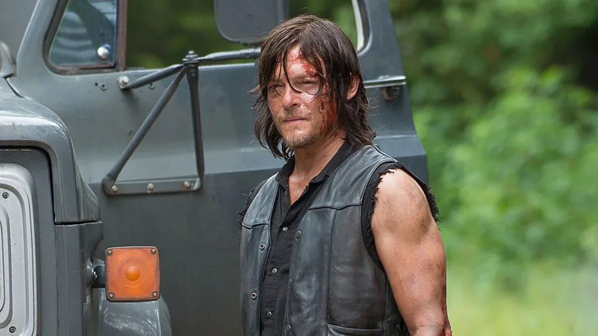 Ходячие дэрил диксон дата выхода. The walking dead daryl. арбалет дэрила. норман ридус дэрил диксон. грузовик дэрил.