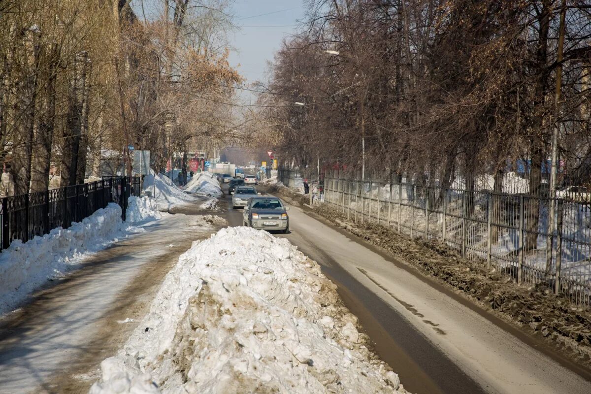 Наличие снега на дорогах. Новосибирск заваленные снегом дороги.