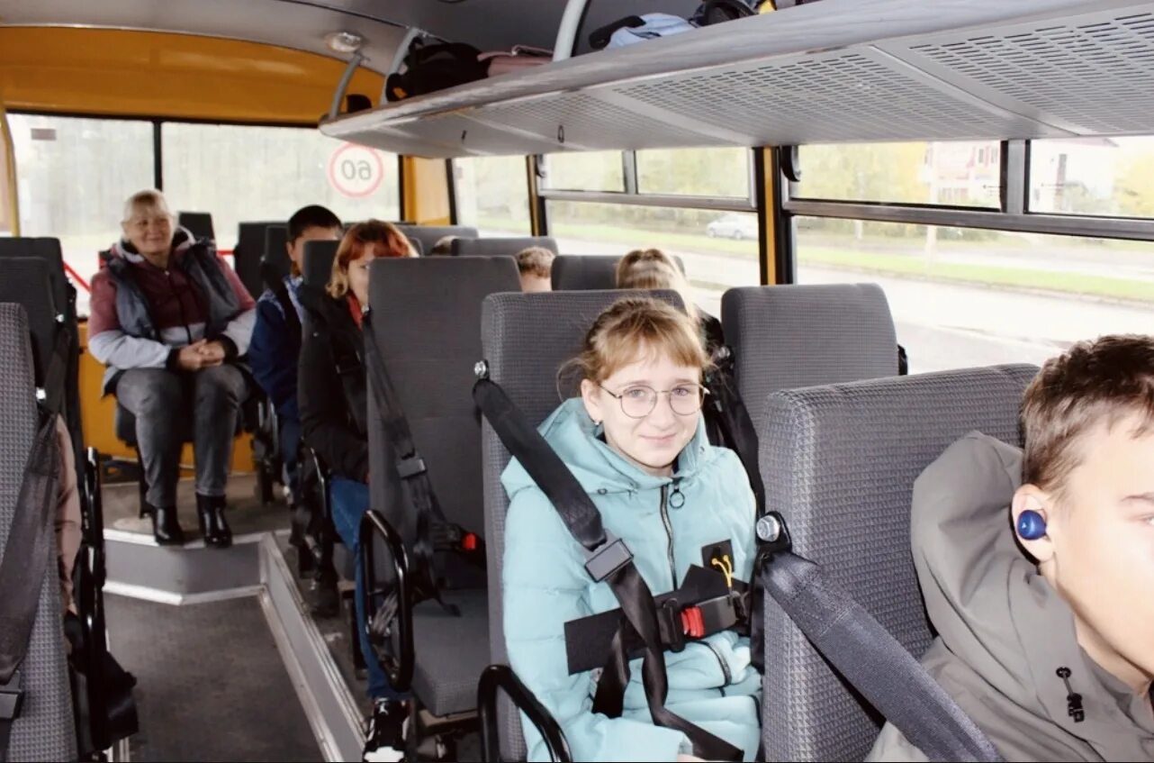 Пассажиры в автобусе. Автобус для детей. Пассажирские перевозки детей. Школьный автобус дети. Пассажиры с детьми в автобусе