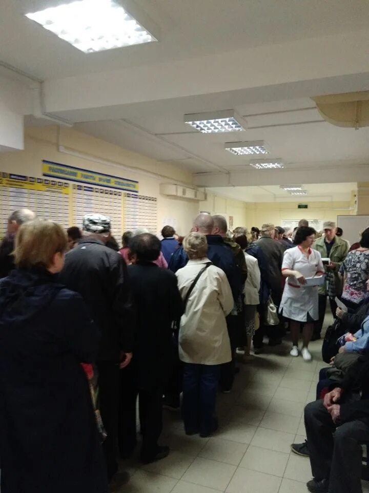 Последние появившиеся новости. Пожилая женщина в медицинской маске. Последние появившиеся новости. Последние появившиеся новости. Последние появившиеся новости.