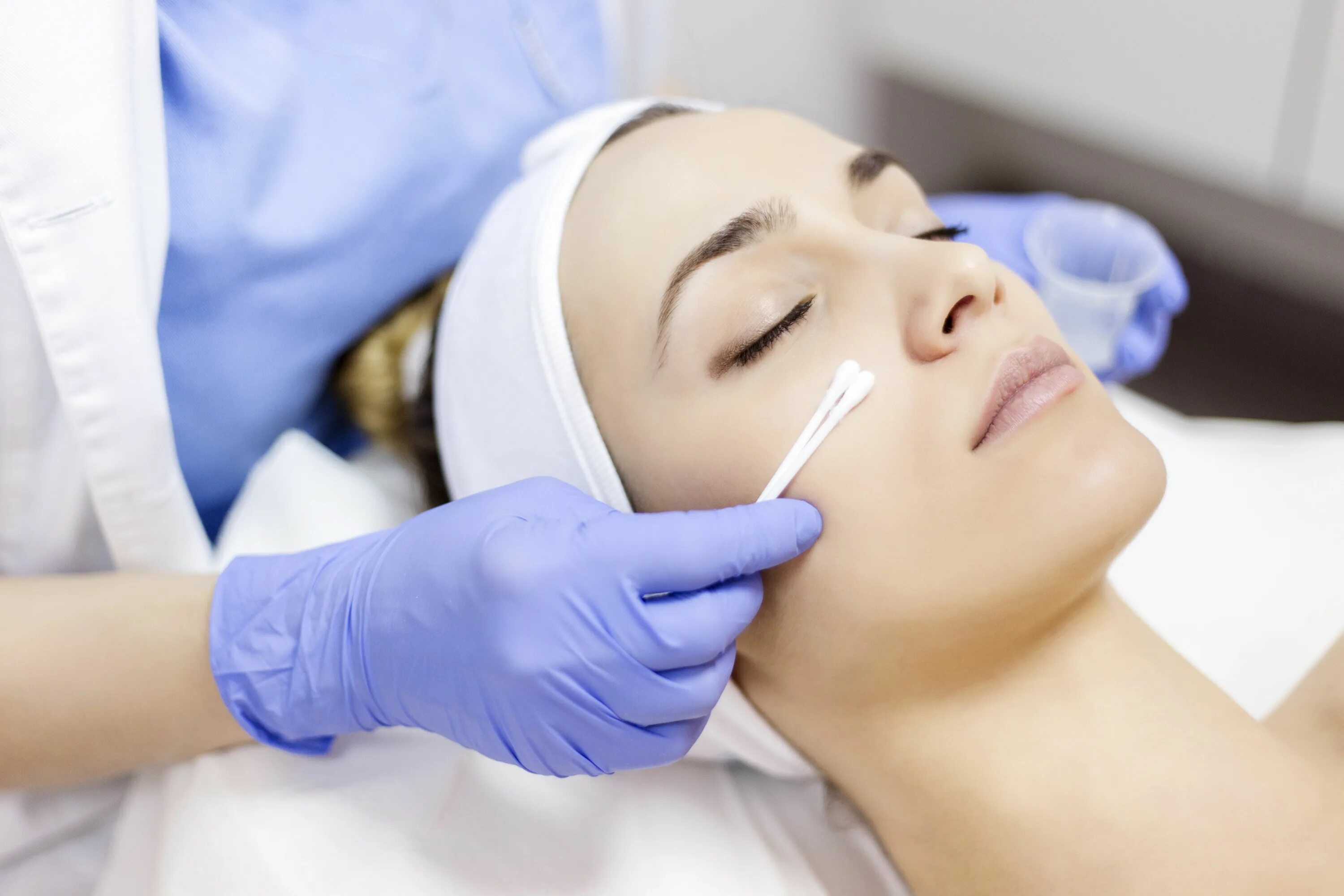 Eye peel. Дерматологический пилинг лица что это. peel пилинг. пилинг abr в косметологии. пилинг стоковые фото.