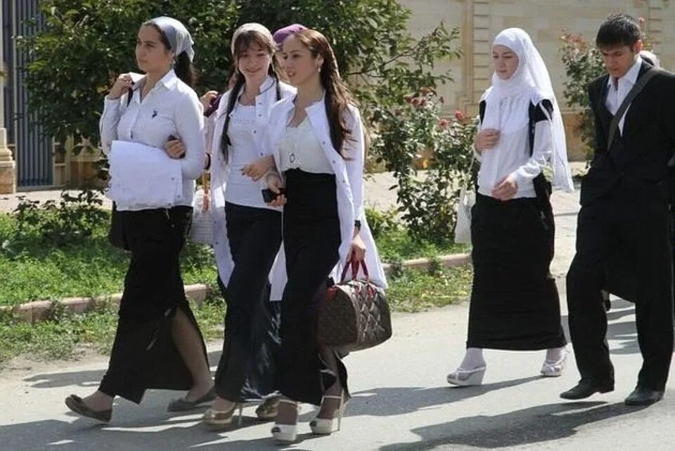 Запрет на брюки в школе. Мусульманка в школе. школьная форма для девочек мусульманок. хиджаб в школе. чеченки в школьной форме.