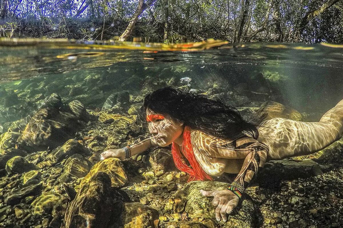 Какое племя жило на реке. Бразилия Амазония племена. Индейцы Бразилии в Амазонии. Водный мир племени Камаюра. Древние индейцы бассейна амазонки.