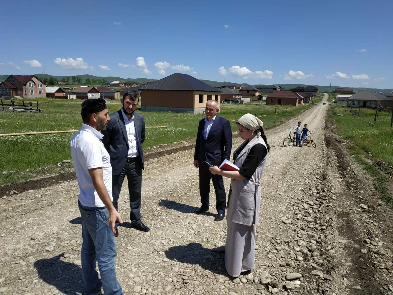 Намаз карабулаке ингушетия. Намаз карабулаке ингушетия. Площадь города карабулак ингушетия. Администрация г карабулак. Пятнический намаз.