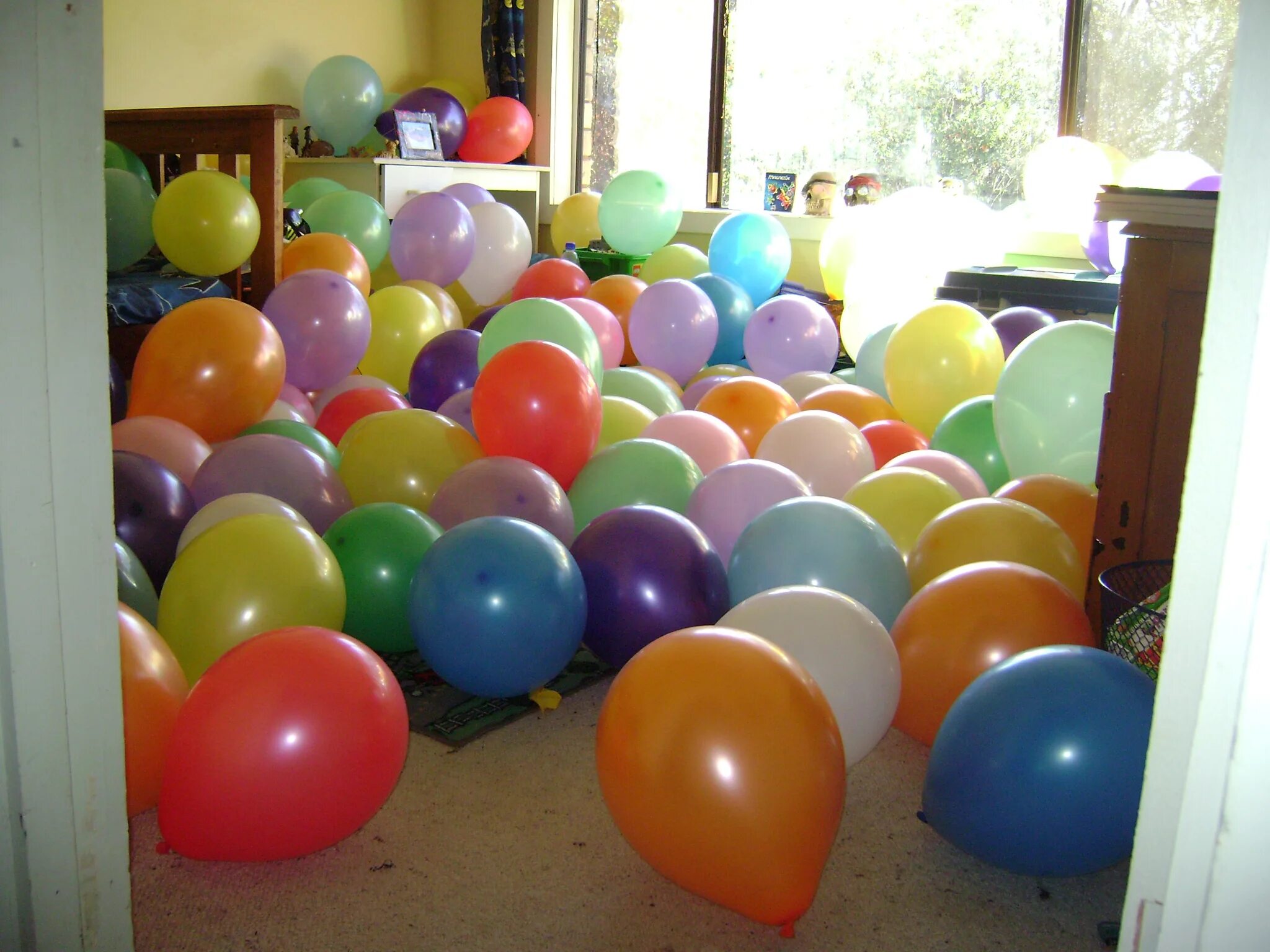 Шары надувные. Воздушные шары на полу. Комната в шарах. Украшение обычными шарами.