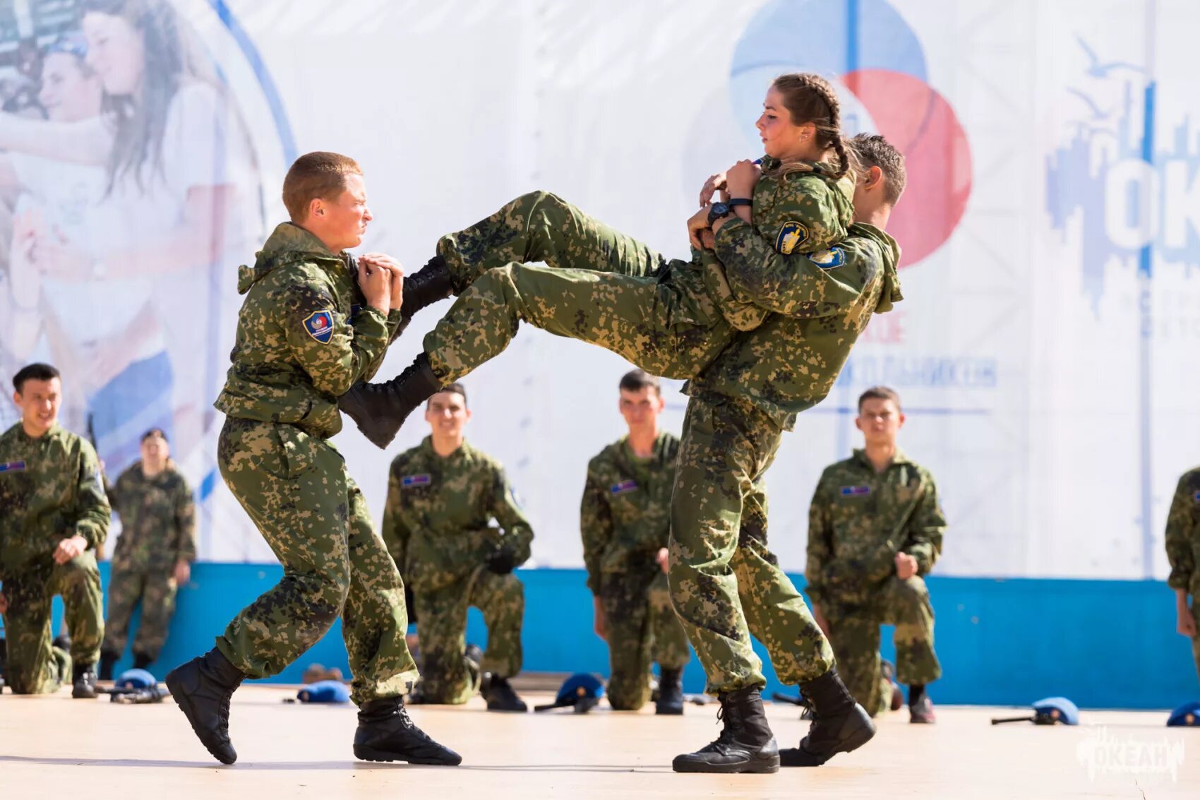 Показательные выступления сегодня. Показательные выступления военных. Выступление военного. Показательные спецназ. Военный выступает.