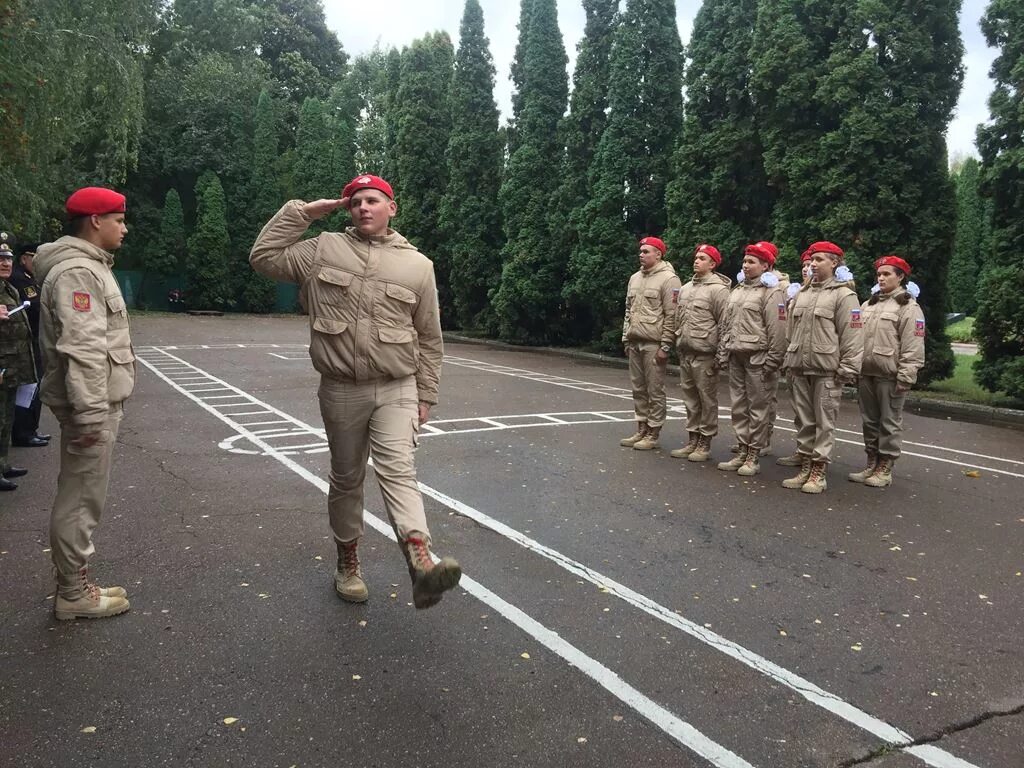 Военный в движении. Солдаты на плацу. Воинское Приветствие. Строевая подготовка.