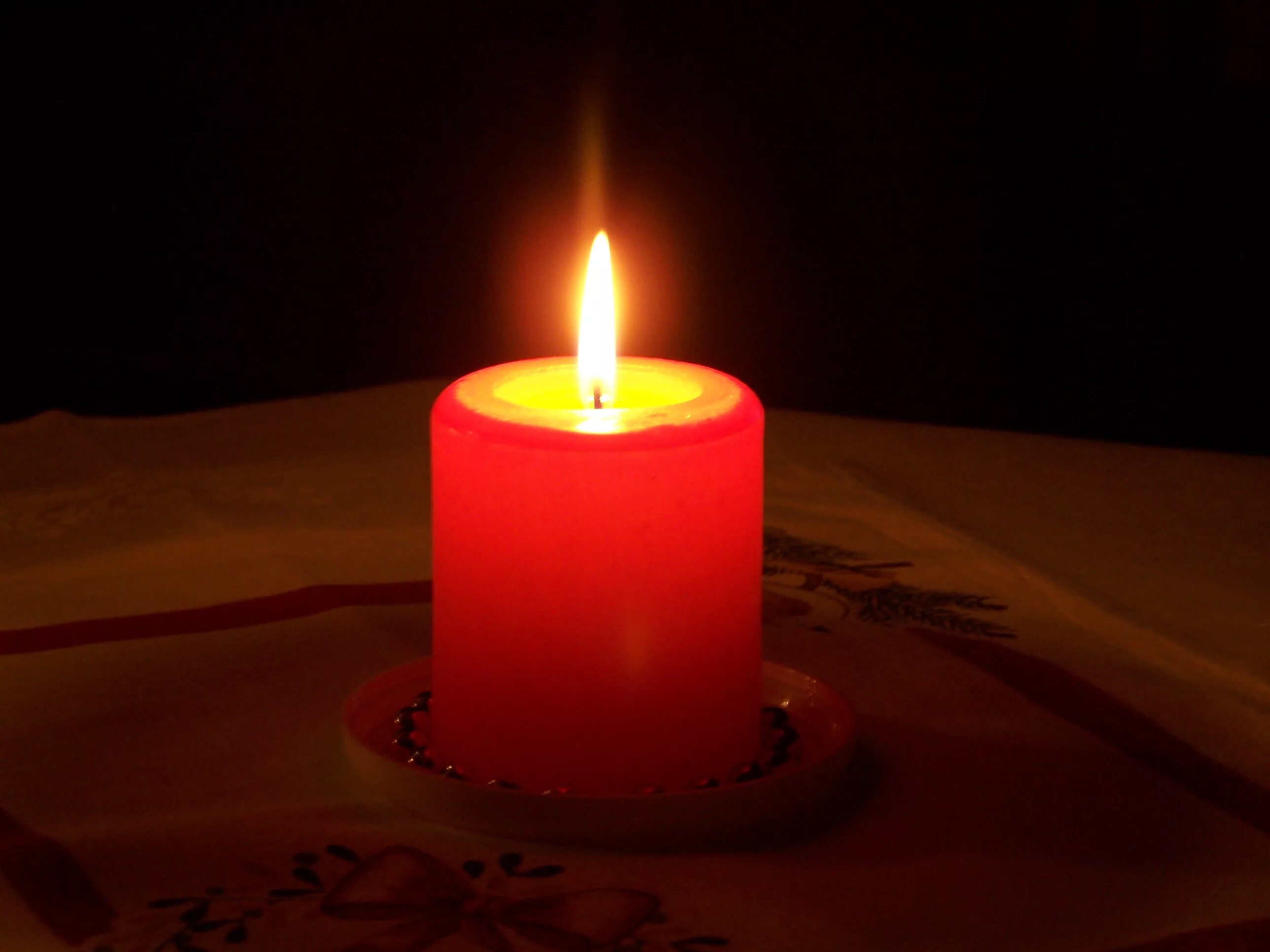 Свеча. Горящая свеча. Красная горящая свеча. Горящие свечи. Горящая свеча 22.03 2024