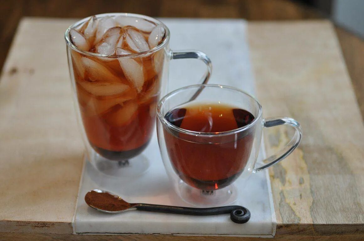 Чашка с чаем и чайником. Заварка чая. Можно два чая. Чайные чашечки китайские. Чай в чайнике.