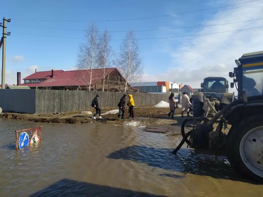 Наводнение в костанае. Костанай Юбилейный. Уборка талых вод с дороги ведром. Фото мкрн Юбилейный Костанай.