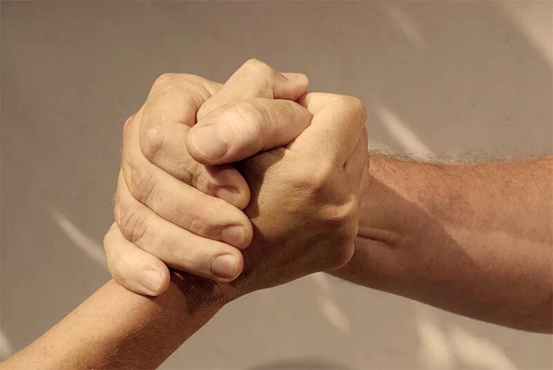 Сильная ладонь. Рукопожатие. Дружеское рукопожатие. Крепкое рукопожатие. Крепкое мужское рукопожатие.