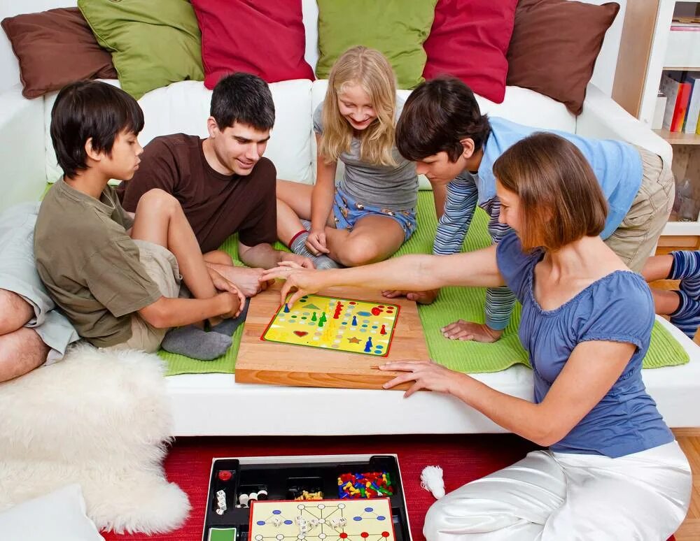 Каникулы проводим вместе. Дети играющие в настольные игры. Люди играющие в настольные игры. Настольная игра «о семье». Досуг семьи.