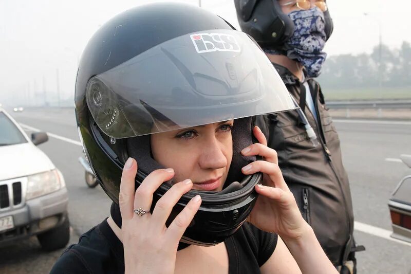 Начинающие мотоциклисты. Пассажир на мотоцикле. Мотошлем на голове. Прикольные скутеры. Одежда для скутеристов.