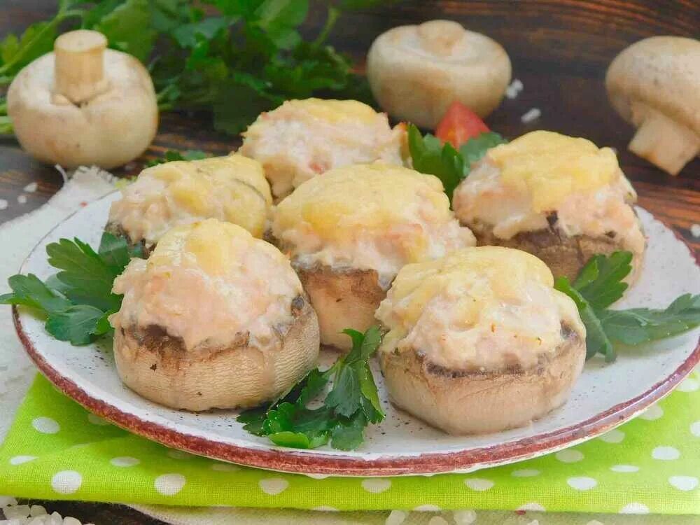 Грибы фаршированные в духовке с сыром и курицей. Грибы фаршированные в духовке. Шампиньоны с чесноком в духовке. Фаршированные грибы шампиньоны. В шляпках шампиньонов запечь.
