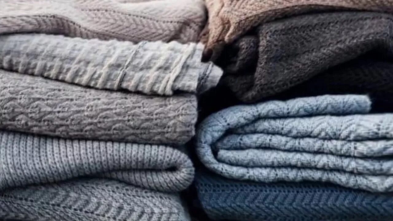 Растянутый свитер. Шерсть села. Вязаное изделие растянулось. Шерстяные вещи после стирки. Стирка трикотажных вещей.