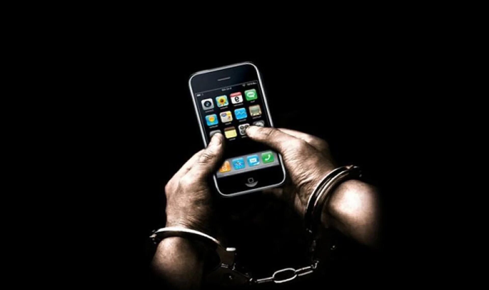 Нужен телефон передачи. Мобильник в тюрьме. Осужденный с телефоном. Зэк с телефоном.