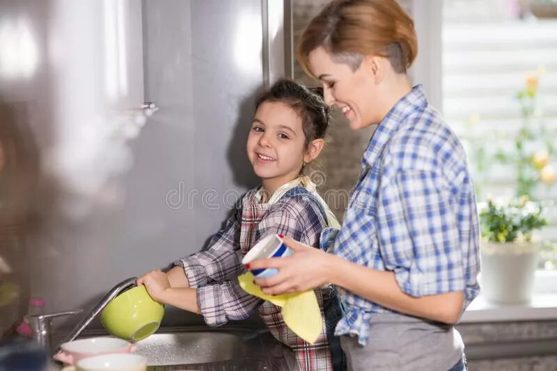 Мать с дочкой моют посуду. Мама и дочь моют посуду фото. Девочка дочь делает дома ремонт.