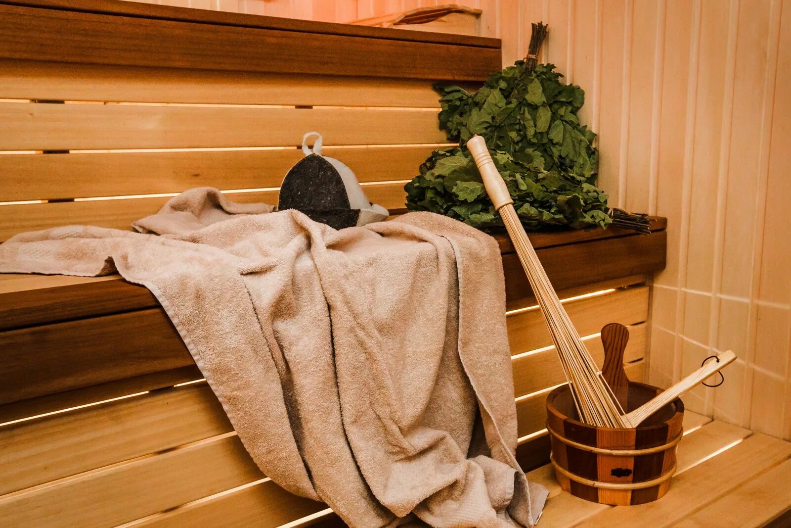 Париться веником. Веник для бани. Как париться бамбуковым веником в бане. Массаж бамбуковыми вениками. Массаж веником.