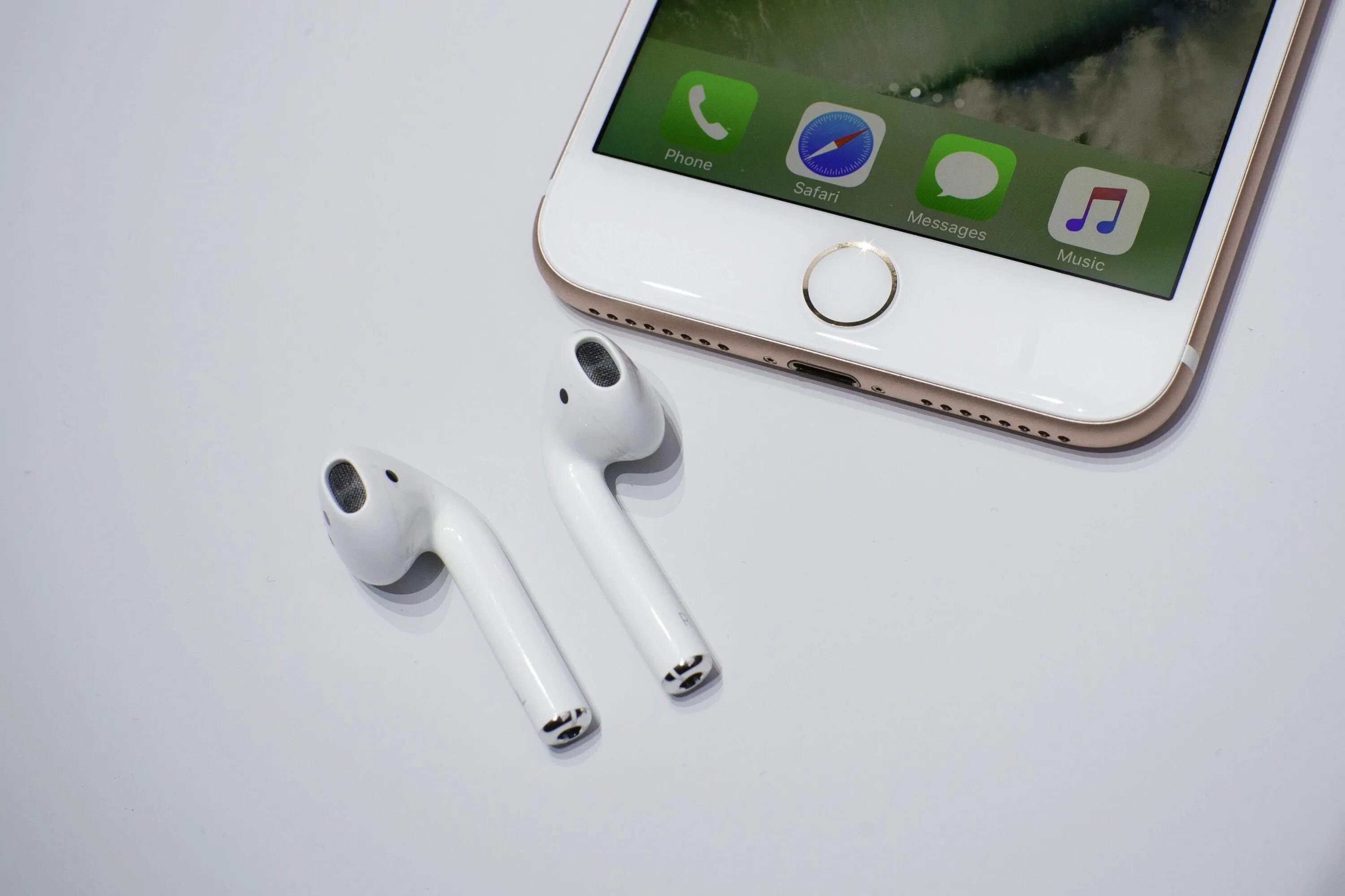 Беспроводные наушники для Apple iphone 7. Наушники iphone беспроводные AIRPODS. Наушники эпл для 7 айфона аирподс. Наушники Apple беспроводные для 13. Двое наушников к айфону