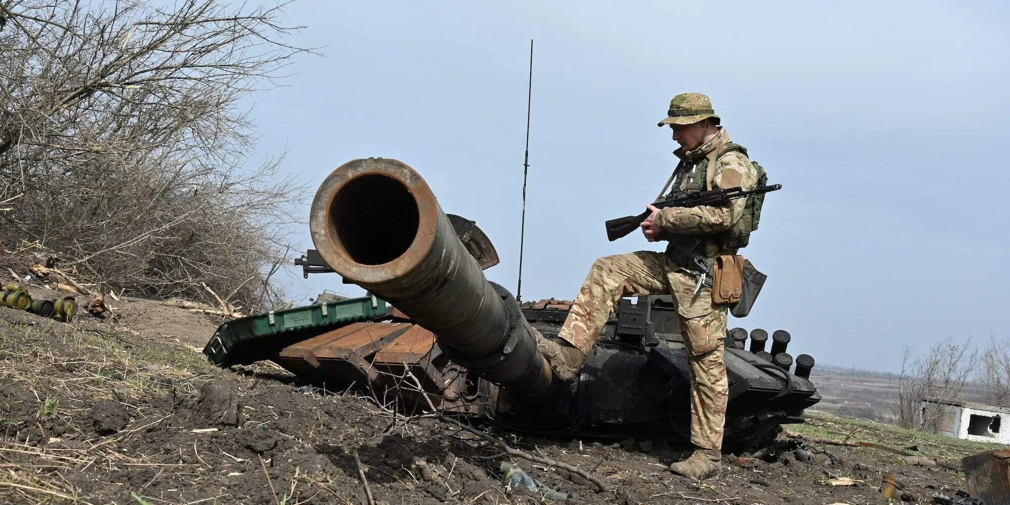 Российский солдат. Солдаты России. Солдат на танке. Солдат РФ. Спецоперация окончена