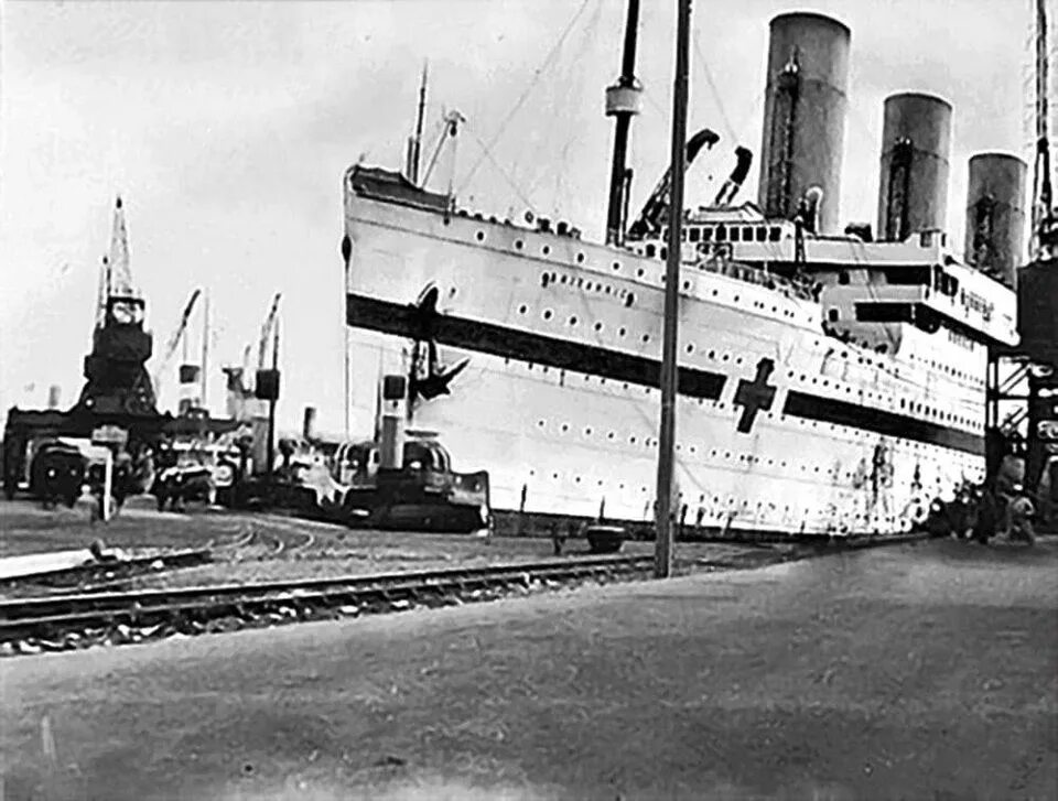 Картинки британика. HMHS Britannic. Олимпик Титаник Британик. Британик корабль крушение. Лайнер Британик.