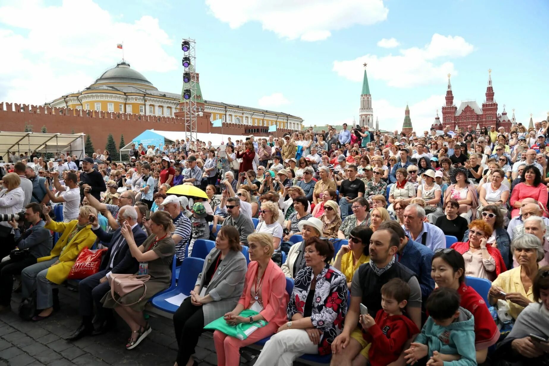 Сегодня на красной площади мероприятия в москве. Книжный фестиваль красная площадь 2022. 8 Книжный фестиваль красная площадь 2022. Ярмарка на красной площади 2022 в Москве. Книжная ярмарка на красной площади 2022.