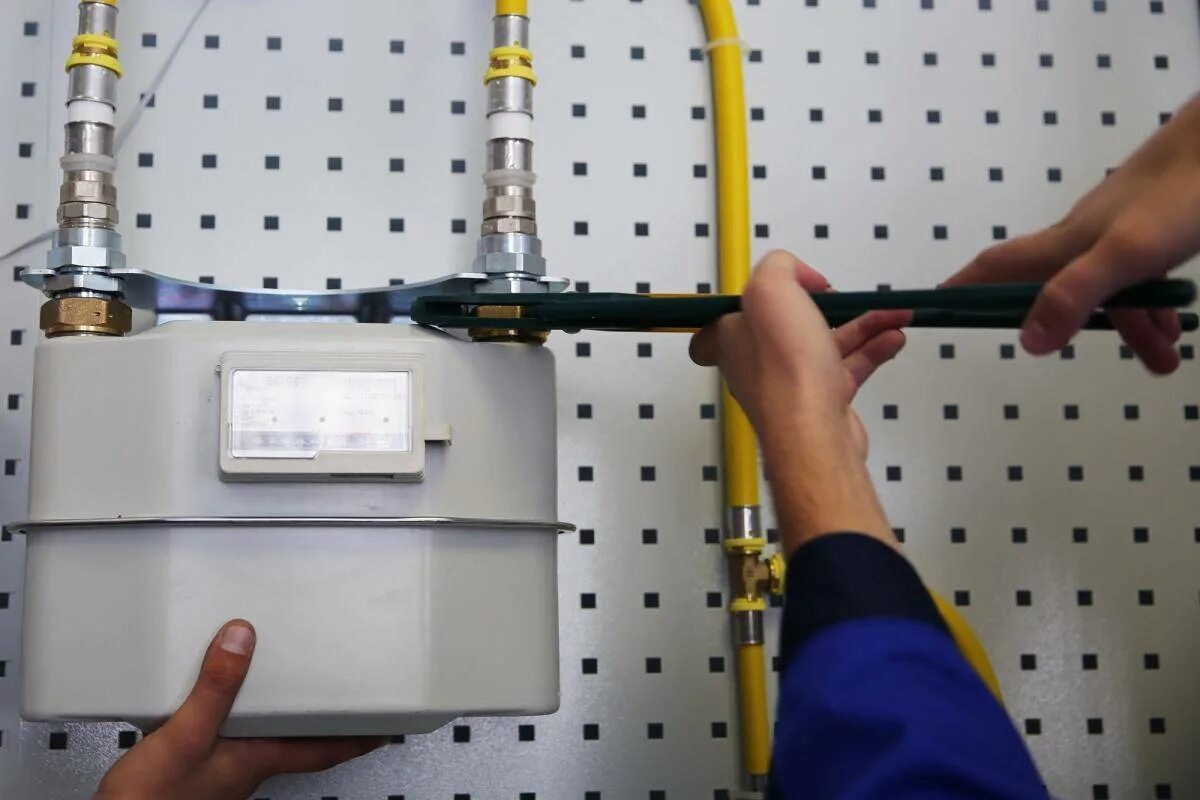Газпром счетчики. Бытовые газовые приборы. Счетчики газовые установленные. Поверка газового счетчика. Газовый кран в квартире.