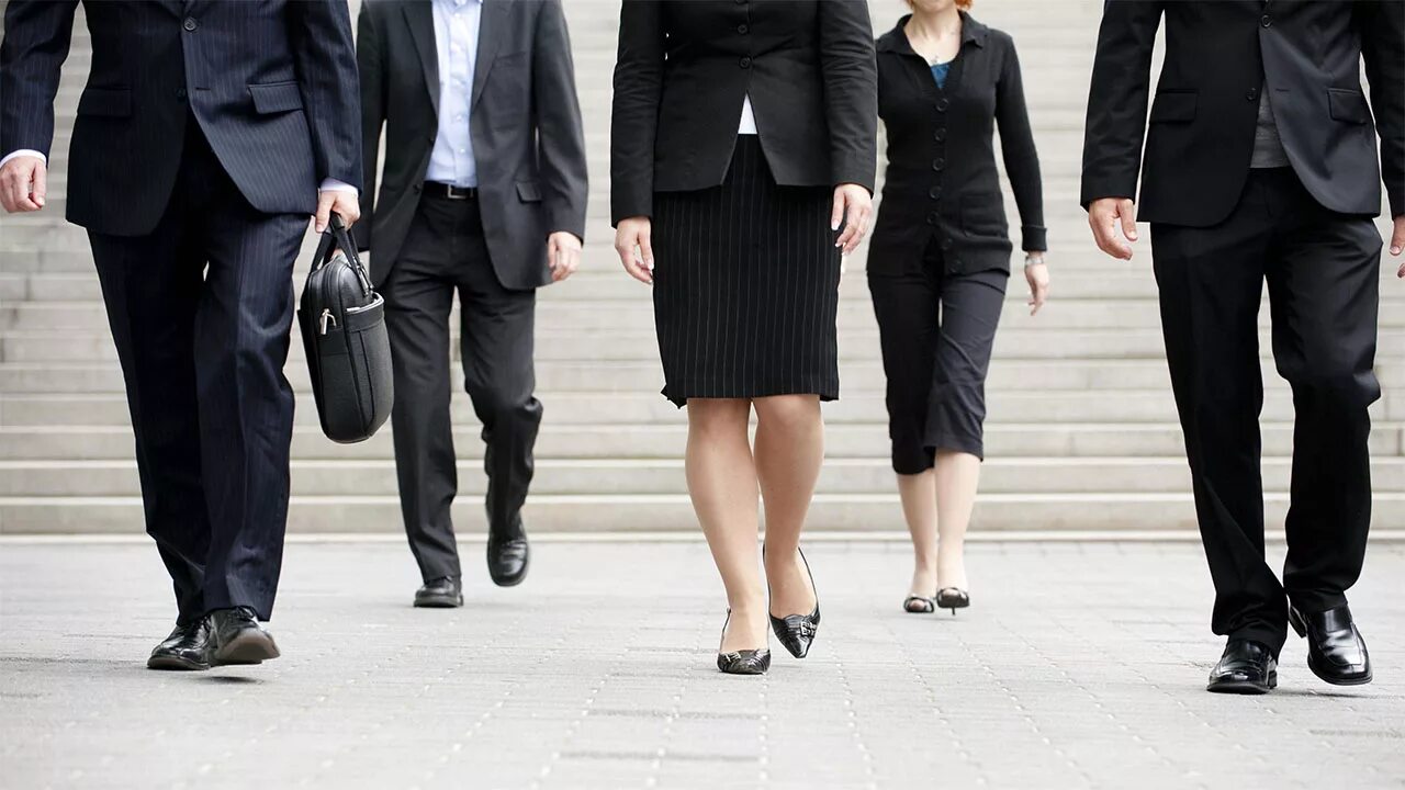 Походка мужчины. Походка про. Девушка спешит на работу. Разные походки. Походка.