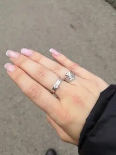 Серебряное кольцо на безымянном левой руки