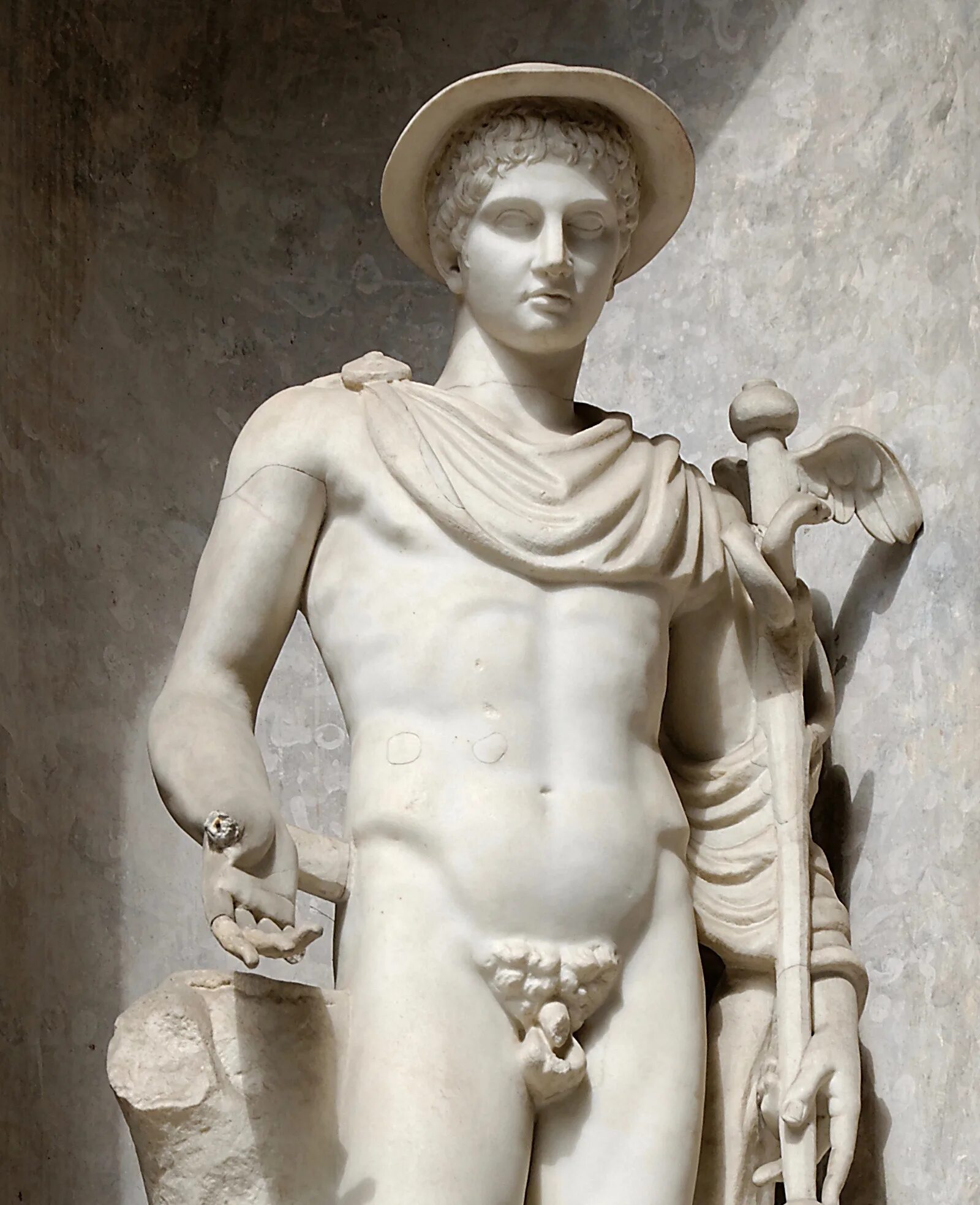 Гермес 10. Гермес, Эрмий статуя. Петас шляпа древняя Греция. Гермес Бог древней Греции. Статуя Гермес оратор.