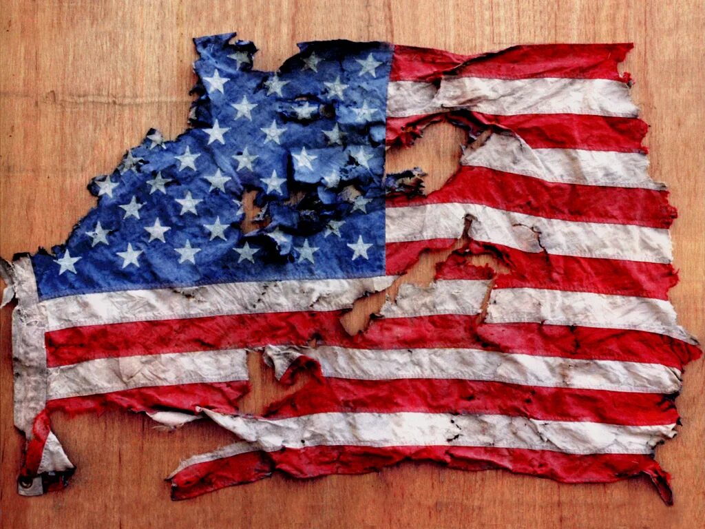 Флаг сша под. Порванный американский флаг. рваный американский флаг. американский флаг тряпка. потрепанный американский флаг.