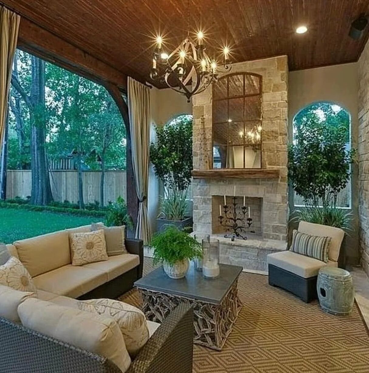 Гостиная с верандой. Гостиная с верандой. Терраса из гостиной в доме. Гостиная с витражными окнами. Гостиная дома с выходом на террасу.