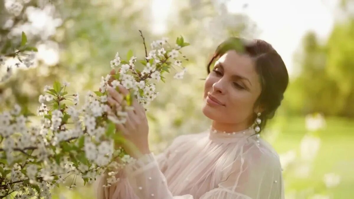 Созрели вишни в саду у дяди вани. Девочки в саду на черешне. В саду у дяди вани. Черешня поспела. Виктор королев вишня.