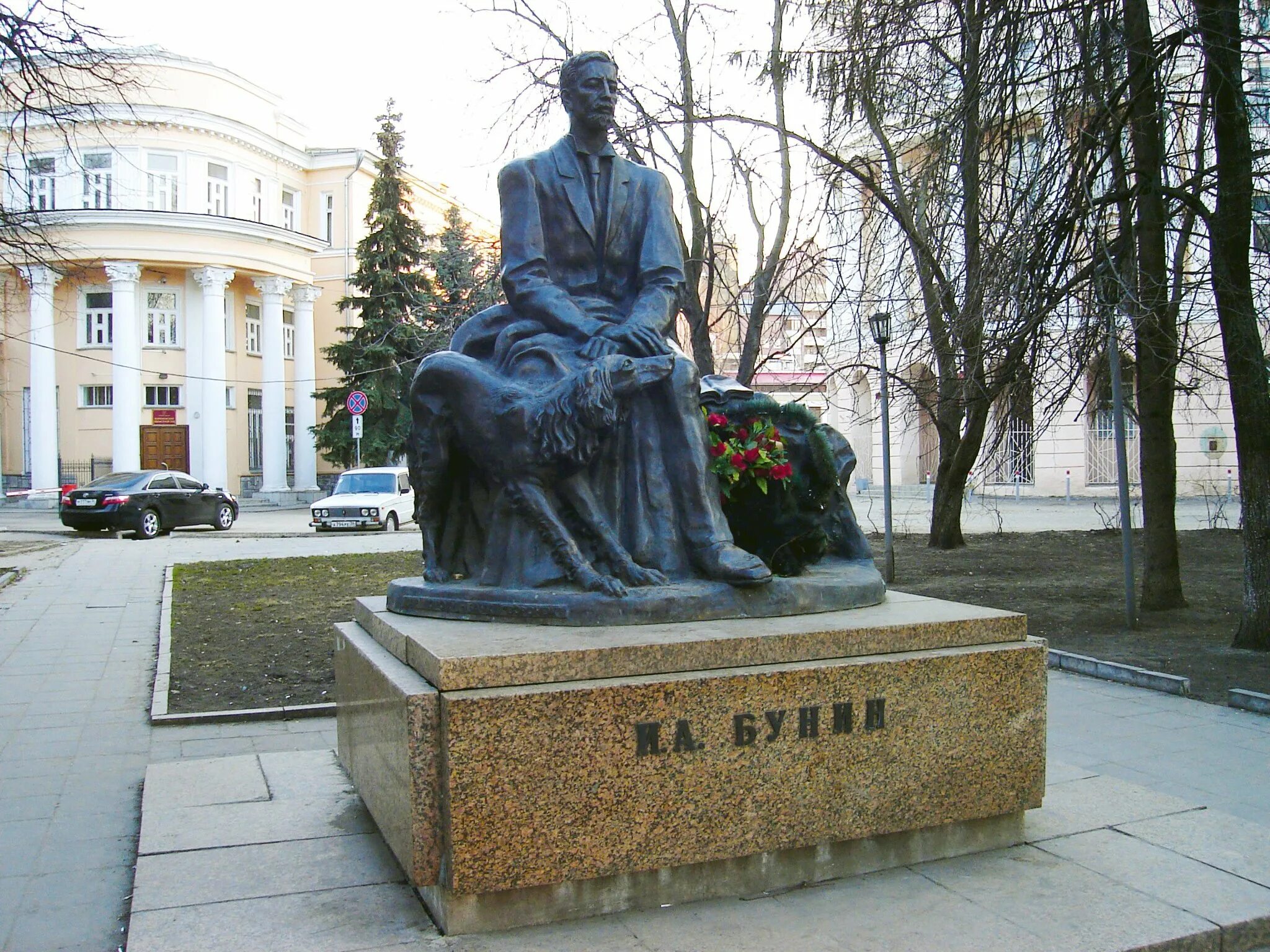 Город писателей москва. Памятник Бунину в Воронеже. Памятник Бунину в Орле.