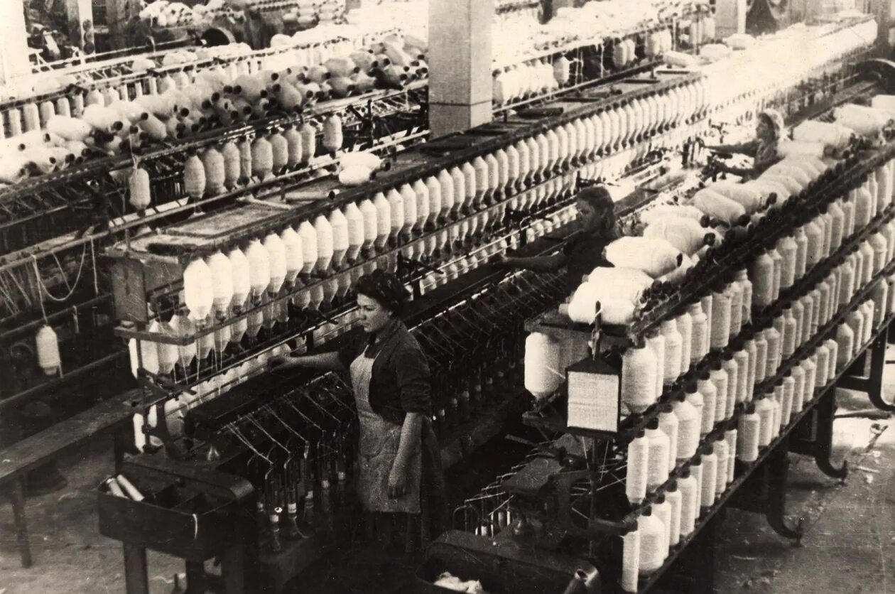 Стройка 20-30х ссср. Новосибирск в 1930-е годы заводы. Шёлковый комбинат в наро фоминске. Ленинградский металлический завод имени сталина. Завод в линево новосибирская область.