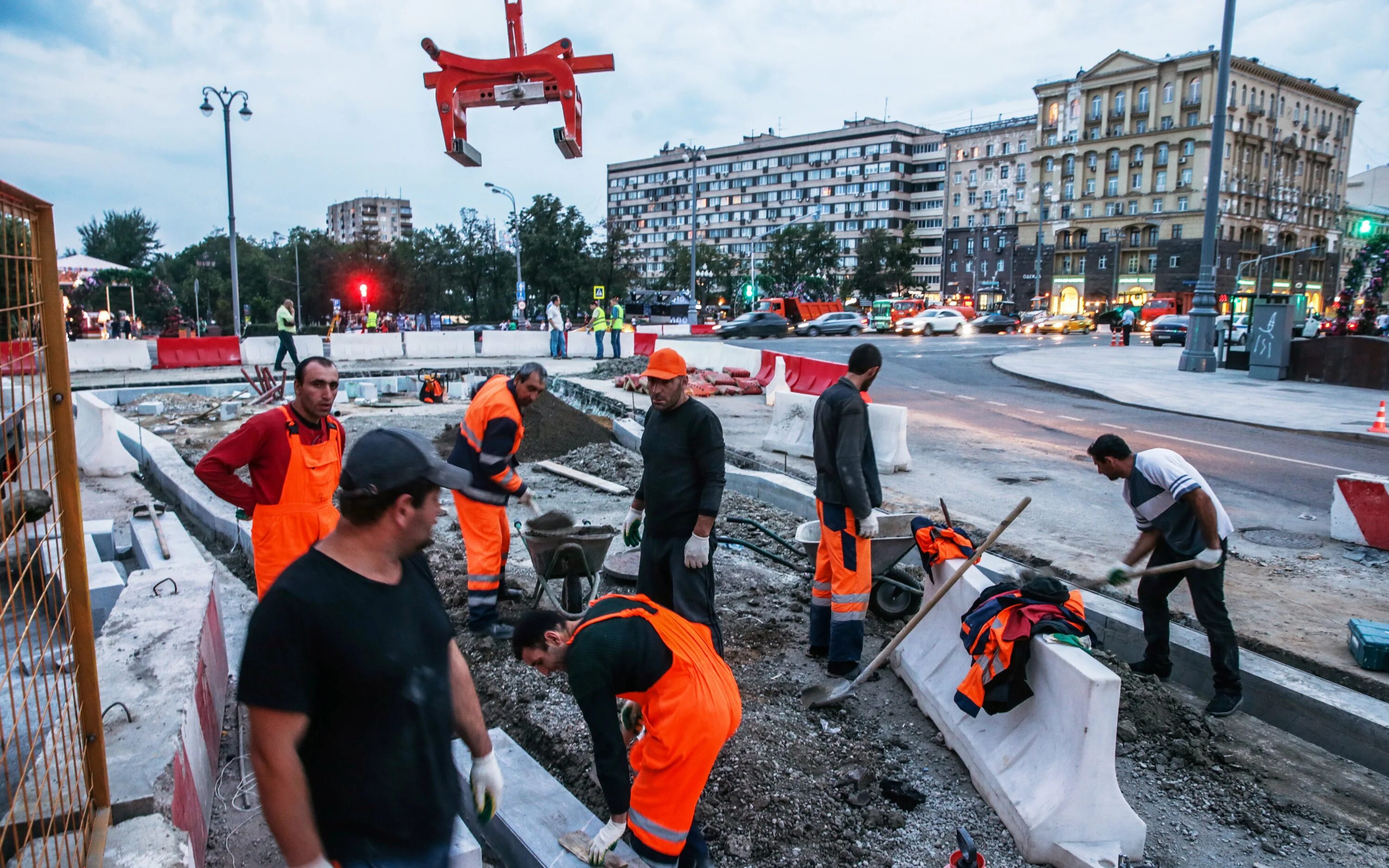 Мигранты в России. Трудовые мигранты. Трудовые мигранты в России. Мигранты на стройке.