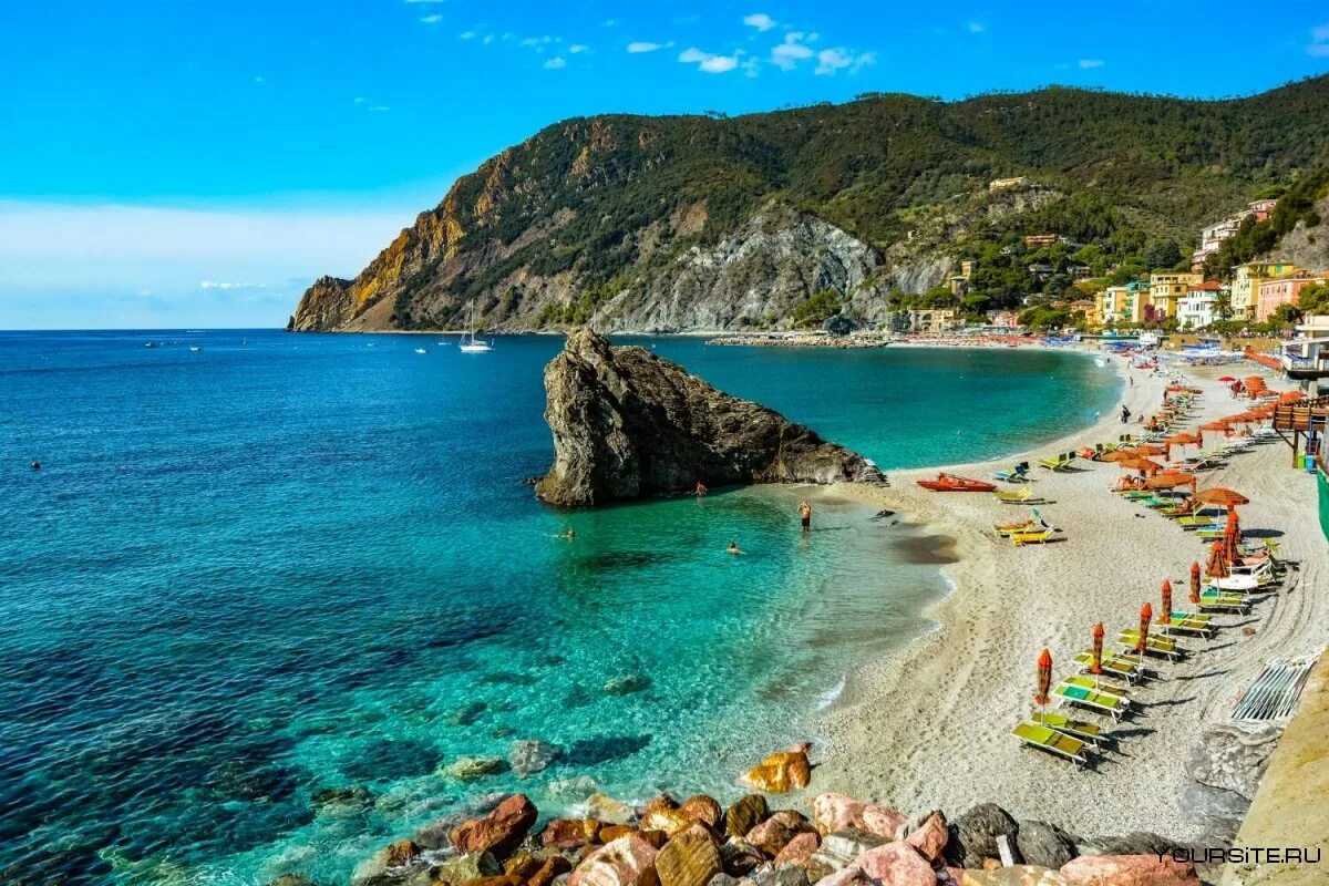 Монтероссо-Аль-Маре. Пляж Монтероссо (spiaggia di Monterosso) – пять земель. Пляж Монтероссо Италия. Тирренское море Сардинии.