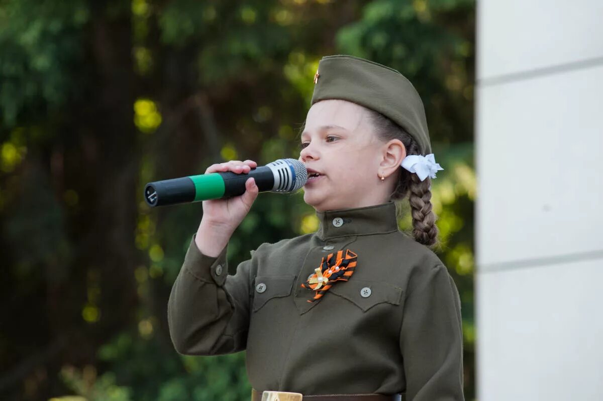 День Победы для детей. Дети поют о войне. Дети в военной форме. Дети поют день Победы.