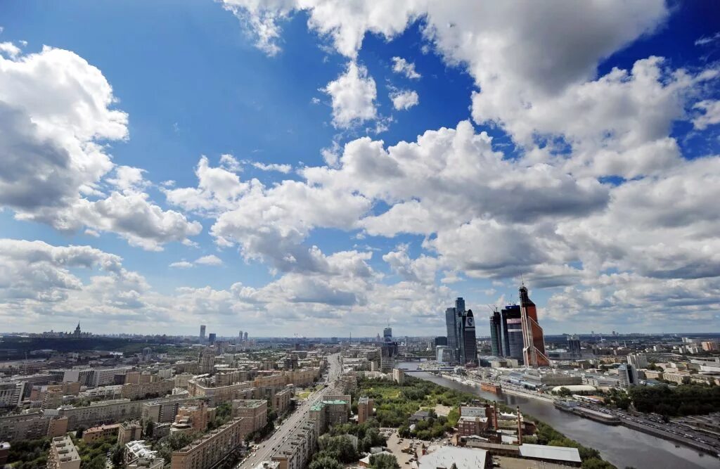 Дом воздуха москва. Москва облачно. Москва-Сити Пресненский район. Москва Сити с воздуха. Солнечный день в Москве.